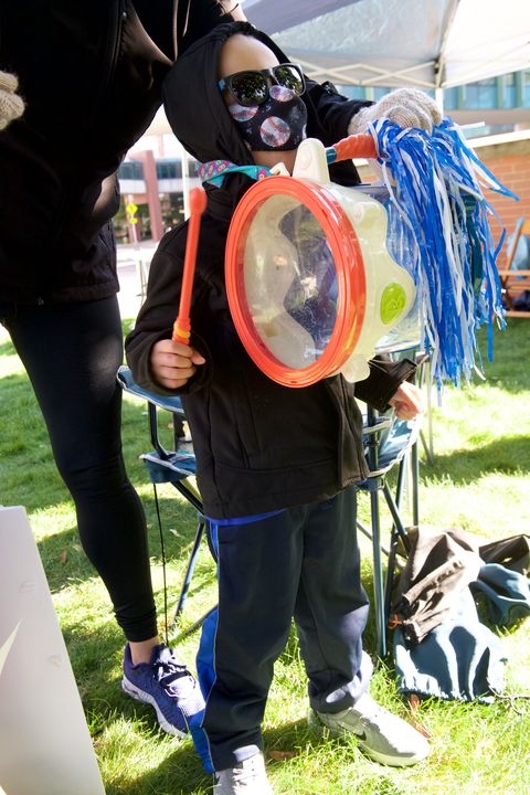 andrew codner cheering his dad on while he races
