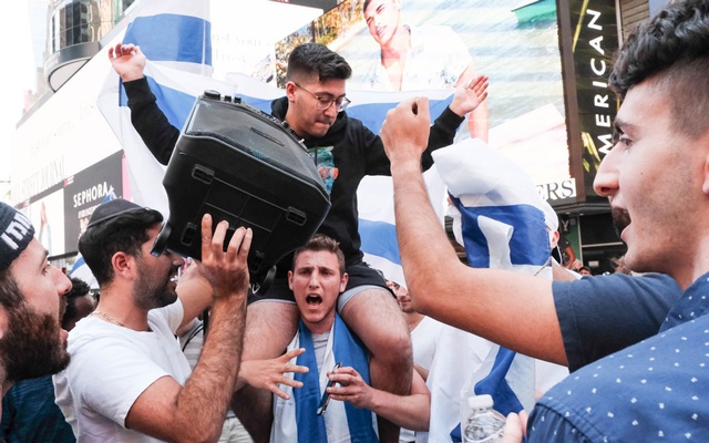 Pro-Israeli demonstrators in Times Square in New York, May 20, 2021. At least 27 people were arrested after demonstrations in Times Square and the Diamond District in Midtown Manhattan. Several lawmakers have denounced the clashes. (John Wha/The New York Times)