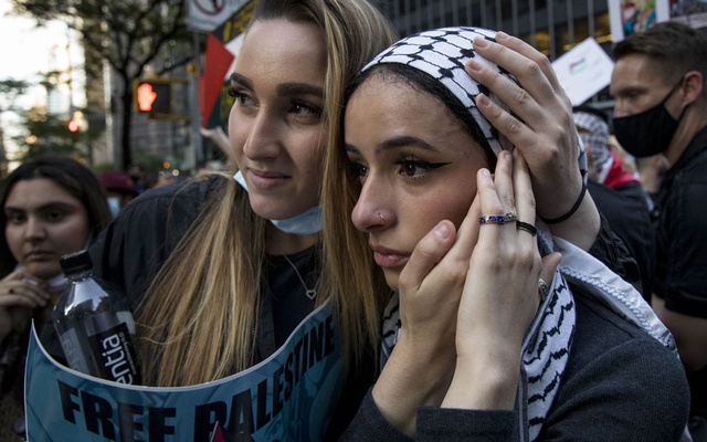 Pro-Palestinian protesters await news of a friend who was arrested while protesting earlier this week in New York, May 18, 2021. At least 27 people were arrested after demonstrations in Times Square and the Diamond District in Midtown Manhattan. Several lawmakers have denounced the clashes. (Dave Sanders/The New York Times)