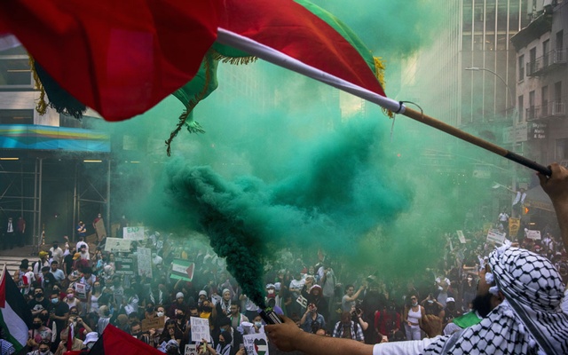 Pro-Palestinian protesters in Manhattan, May 18, 2021. At least 27 people were arrested after demonstrations in Times Square and the Diamond District in Midtown Manhattan. Several lawmakers have denounced the clashes. (Dave Sanders/The New York Times)